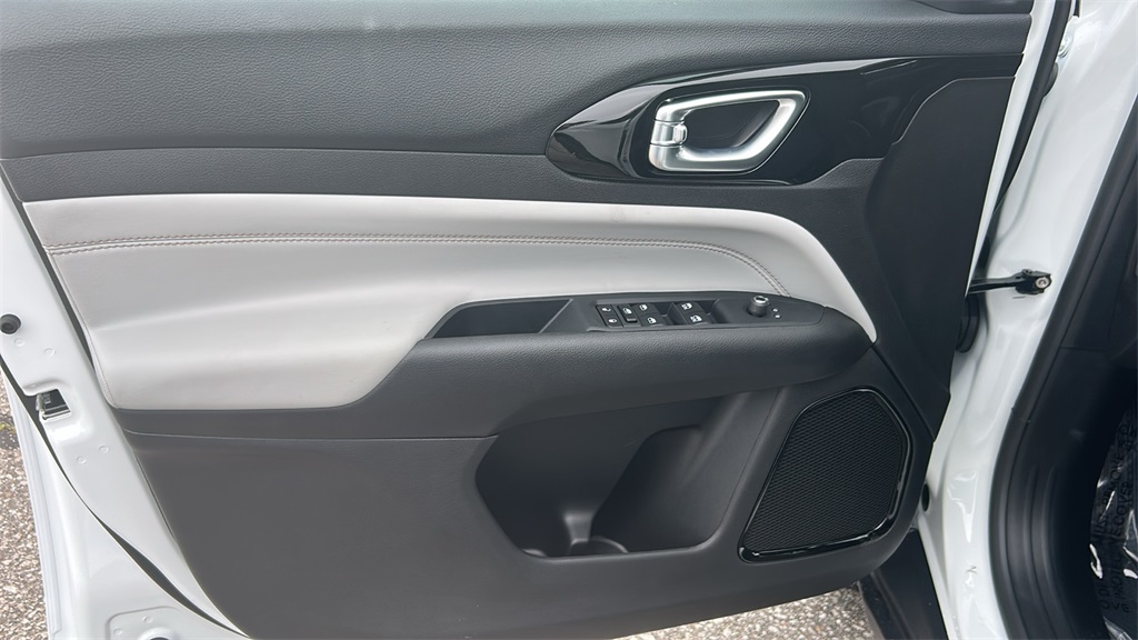 2025 Jeep Compass Limited photo 16