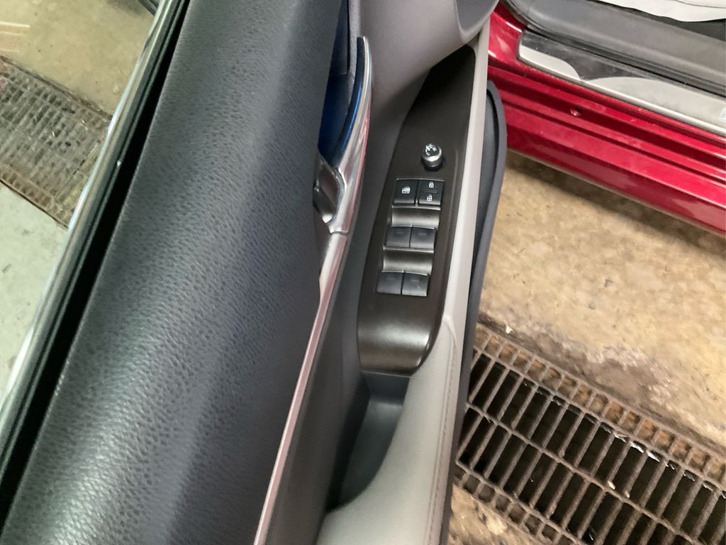 2022 Toyota Camry Hybrid XLE photo 28