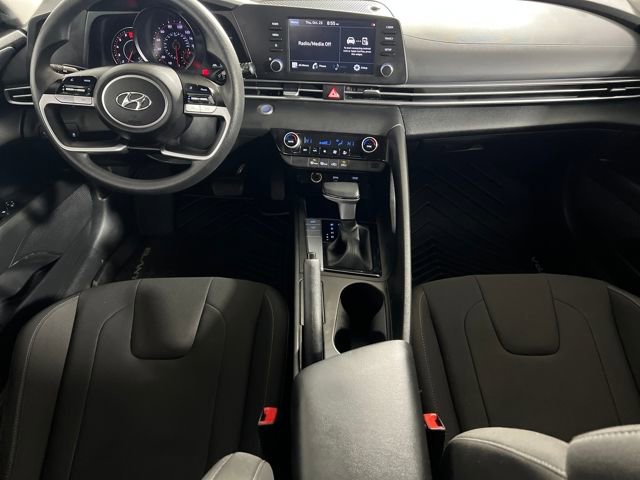 2022 Hyundai Elantra SEL photo 2