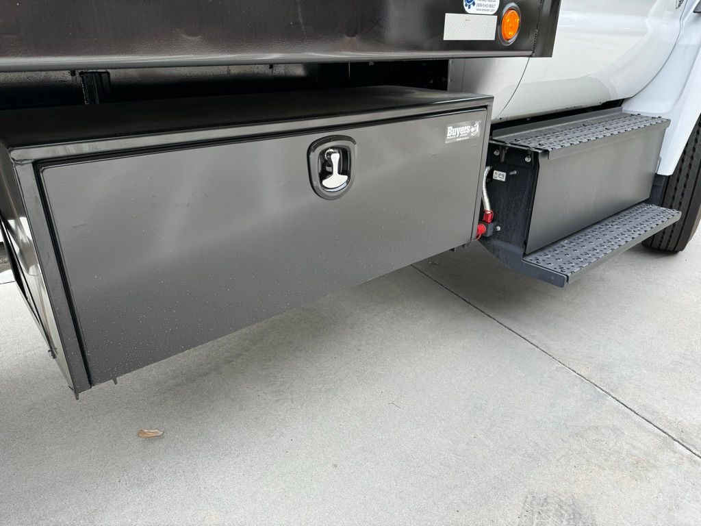2025 Ford F-650 XL photo 3