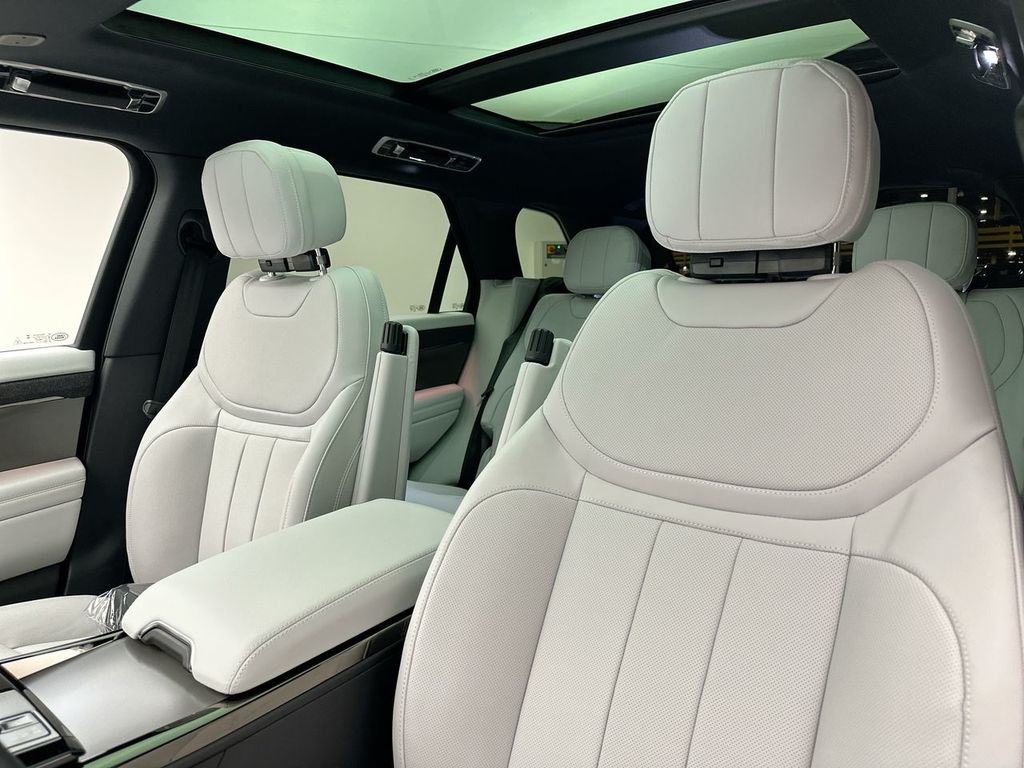2025 Land Rover Range Rover Sport SE photo 9