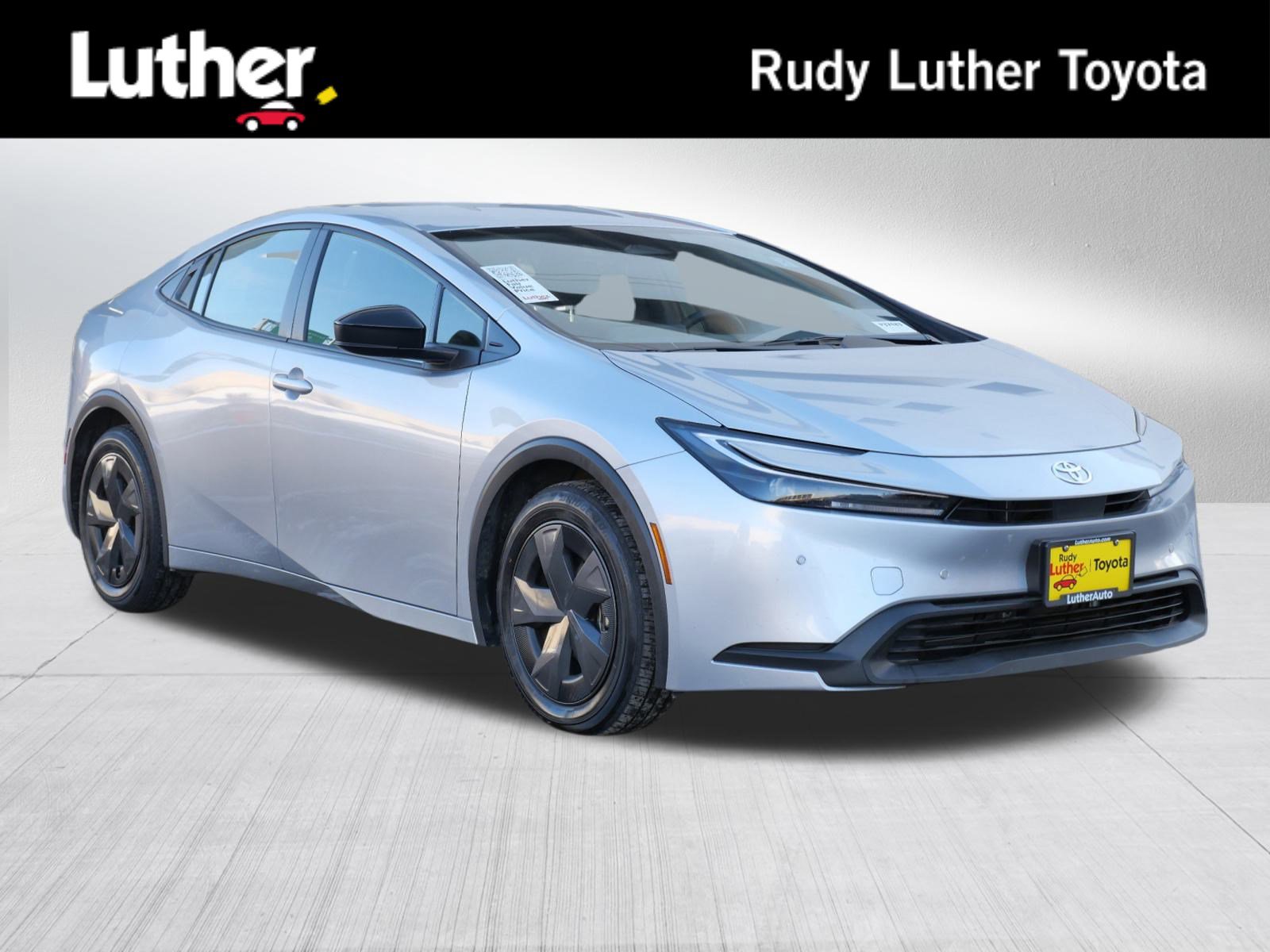 2025 Toyota Prius LE's photo