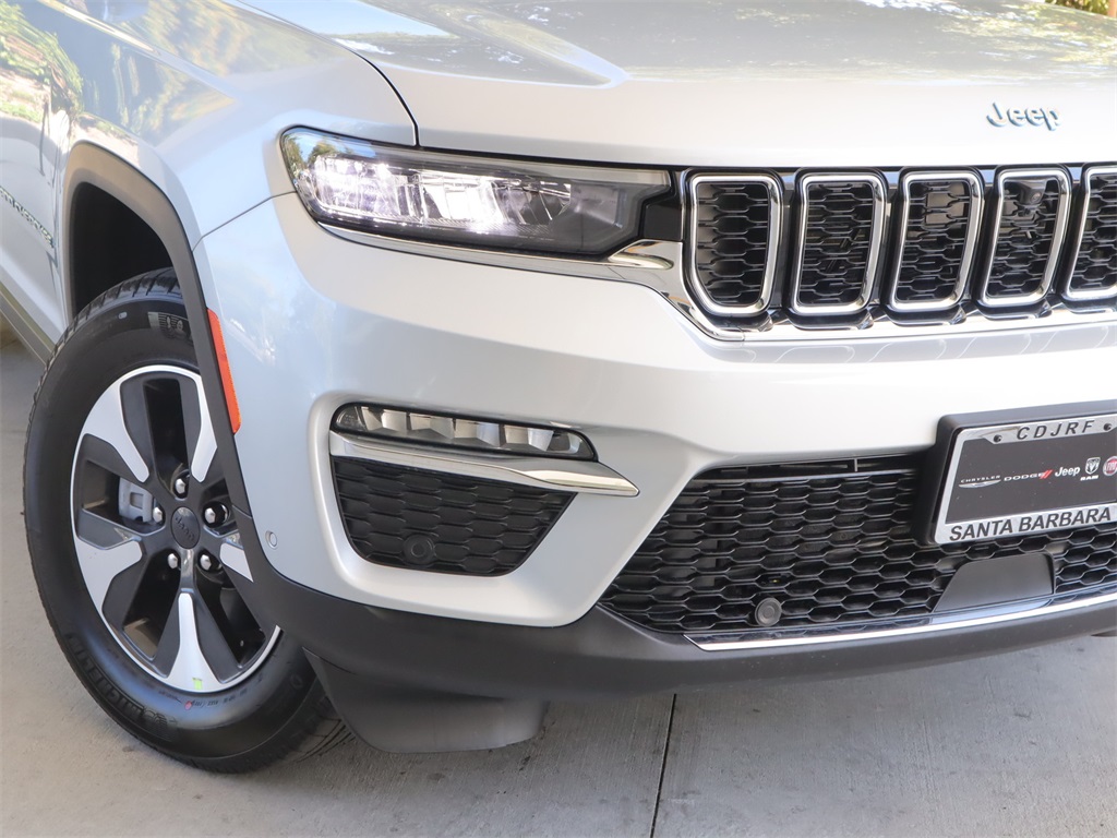 2023 Jeep Grand Cherokee Overland photo 2