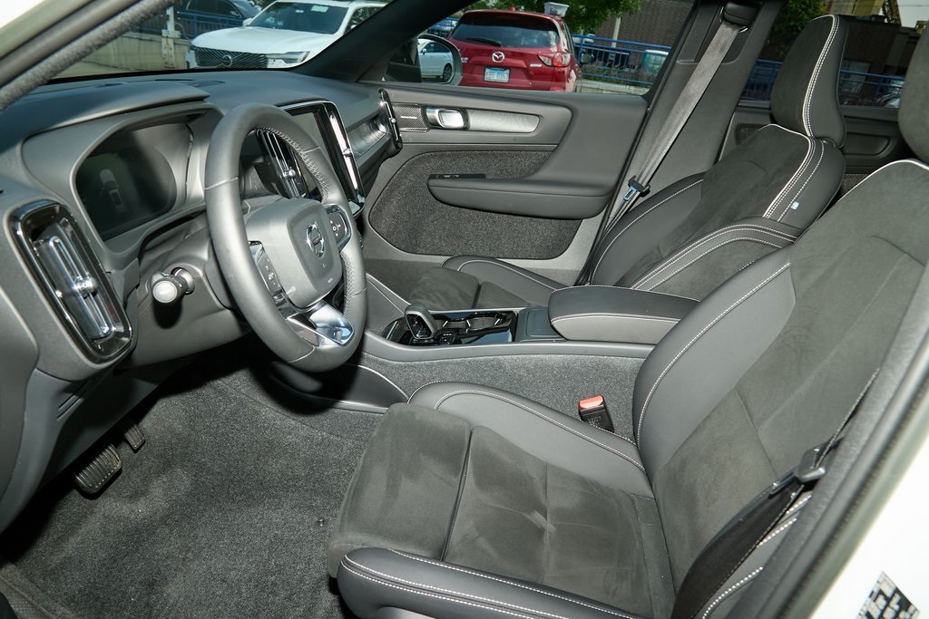 2023 VOLVO XC40 - Image 13