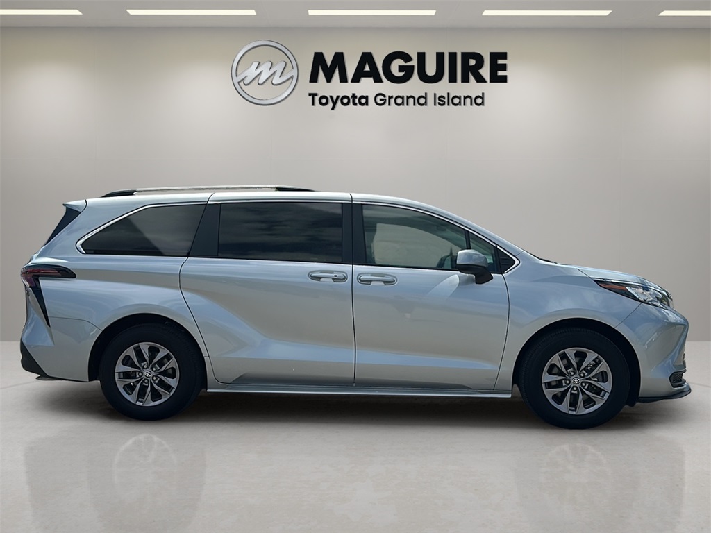 2023 Toyota Sienna LE photo 2