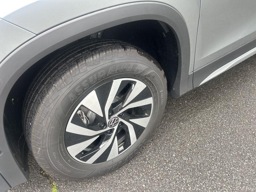 2025 Volkswagen Tiguan S photo 2