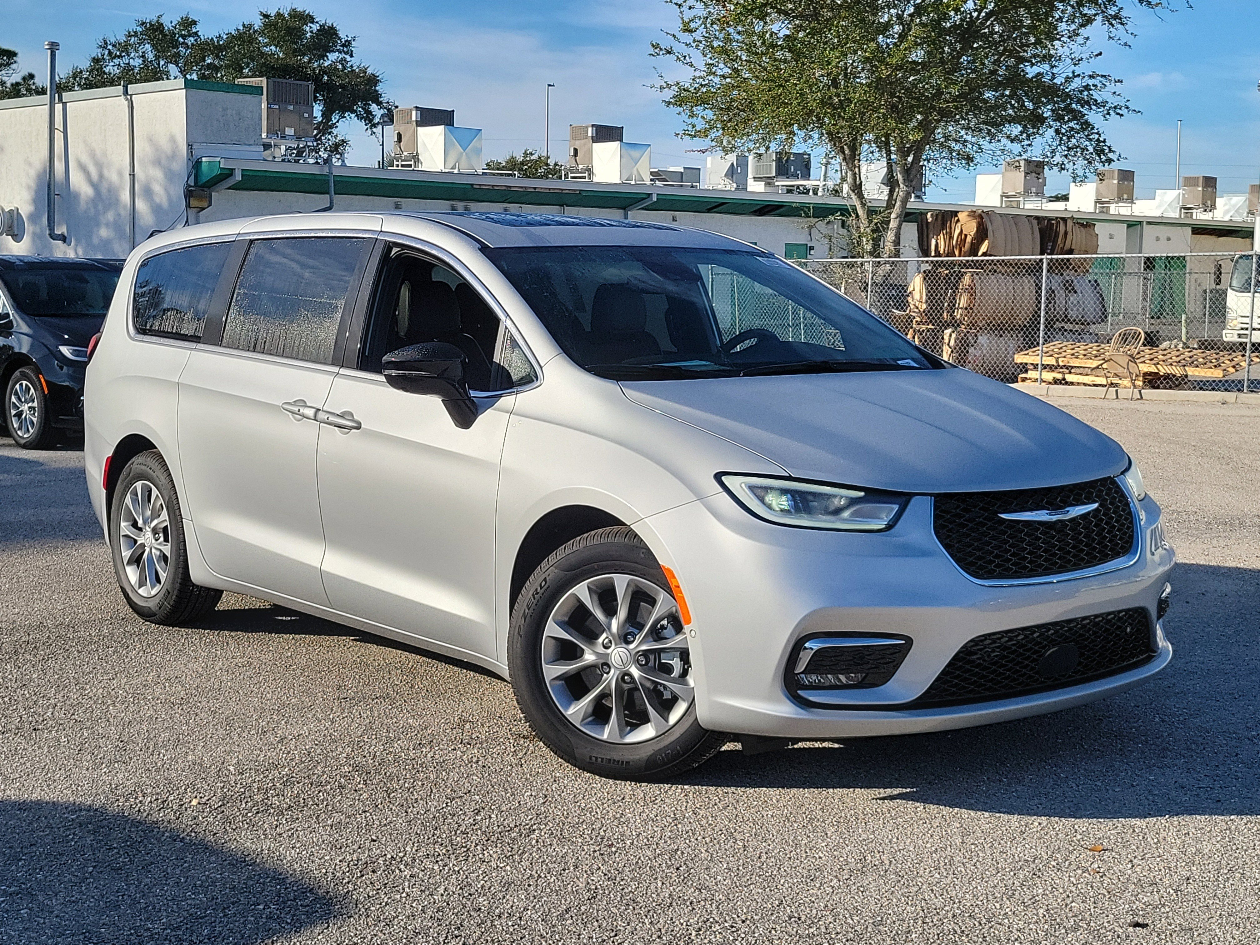 2026 Chrysler Pacifica Limited's photo