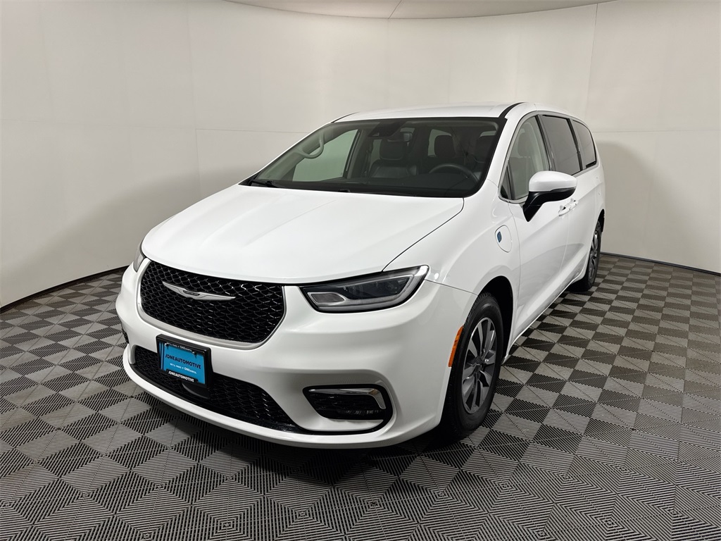2023 Chrysler Pacifica Hybrid Touring L's photo