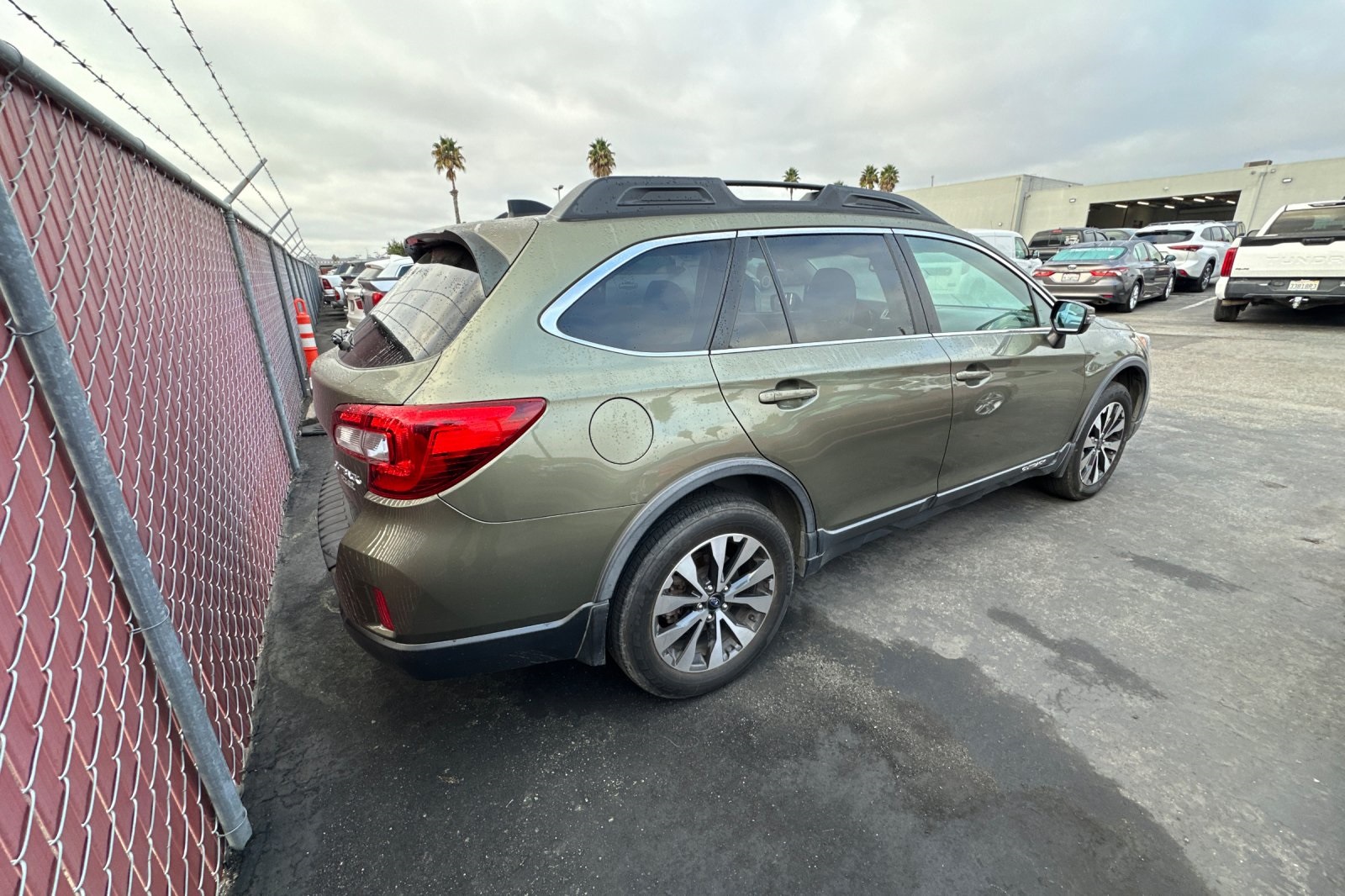 2016 Subaru Outback 2.5i Limited photo 2