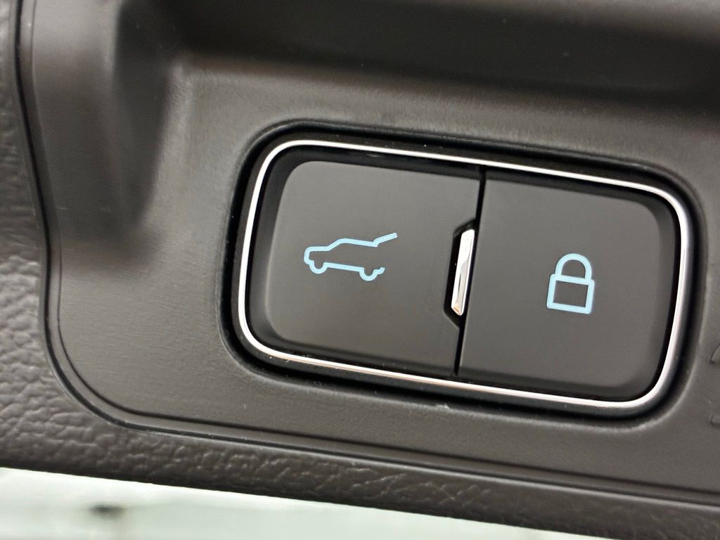 2023 Ford Explorer XLT photo 16