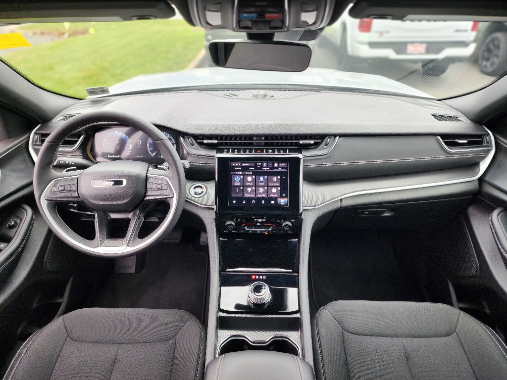 2025 Jeep Grand Cherokee Laredo photo 2