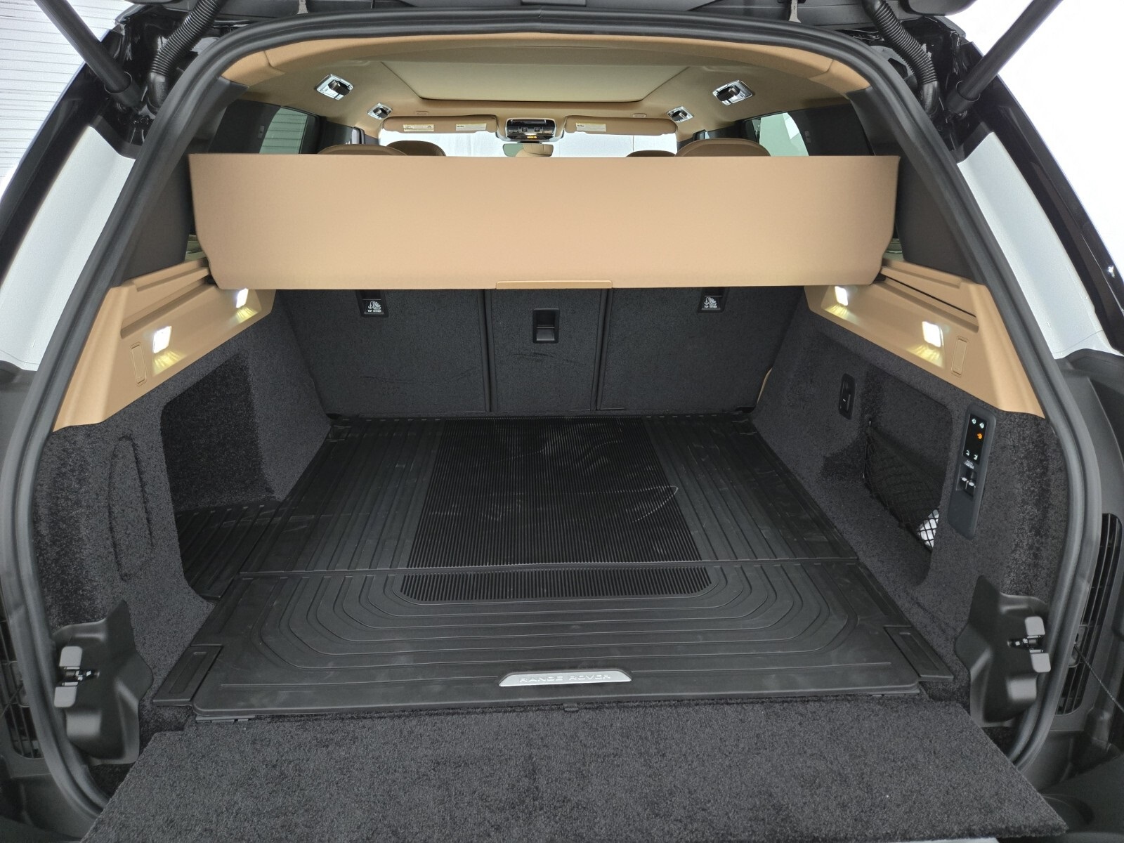 2025 Land Rover Range Rover SE photo 13