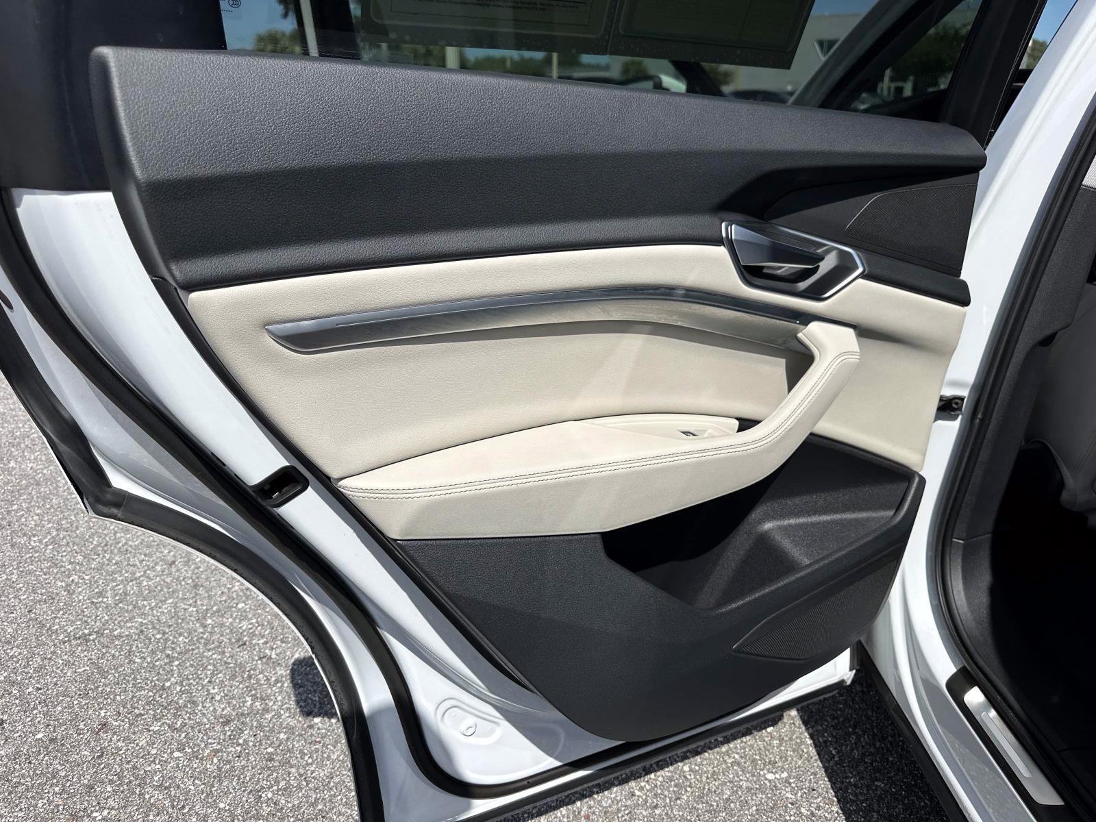 2021 Audi e-tron Premium photo 12
