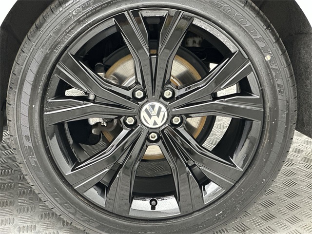2021 Volkswagen Passat 2.0T SE photo 2