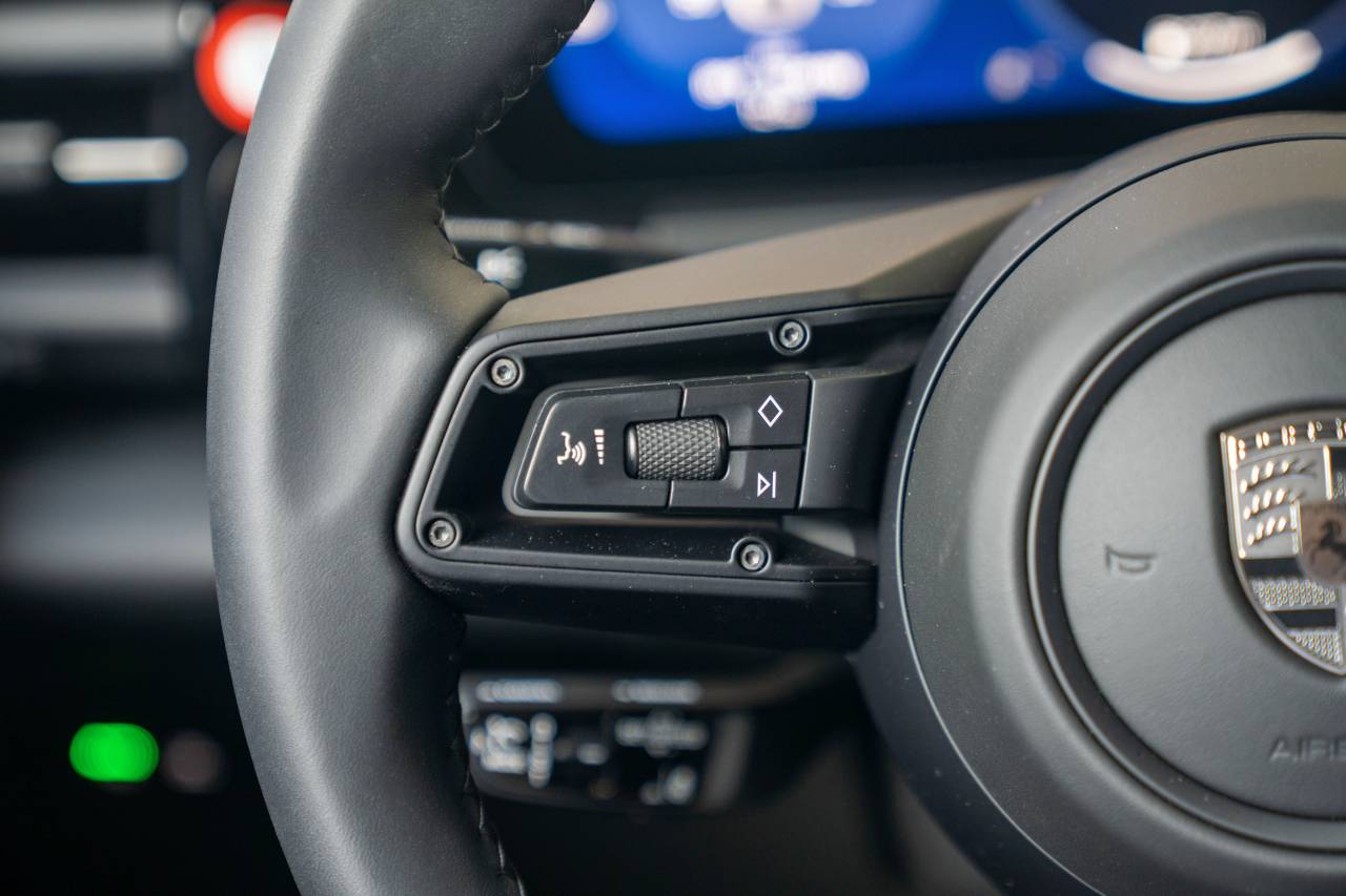 2025 Porsche Macan Turbo Electric photo 8