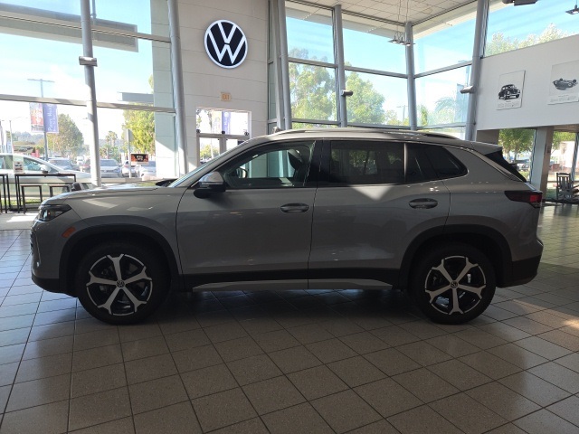 2025 Volkswagen Tiguan SE photo 2