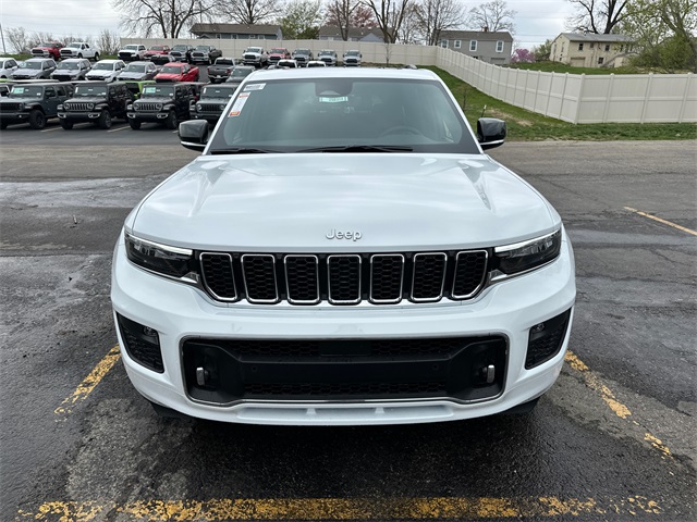 2025 Jeep Grand Cherokee Overland photo 3