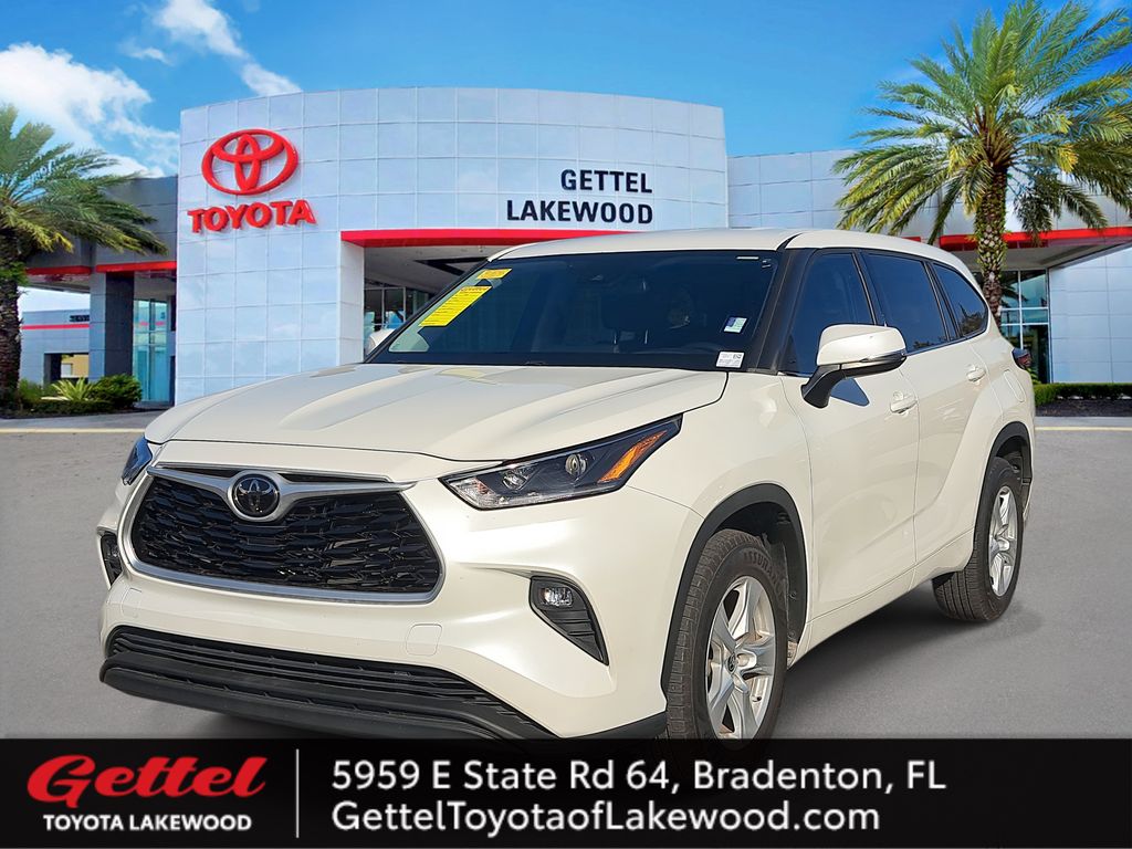 2021 Toyota Highlander LE's photo