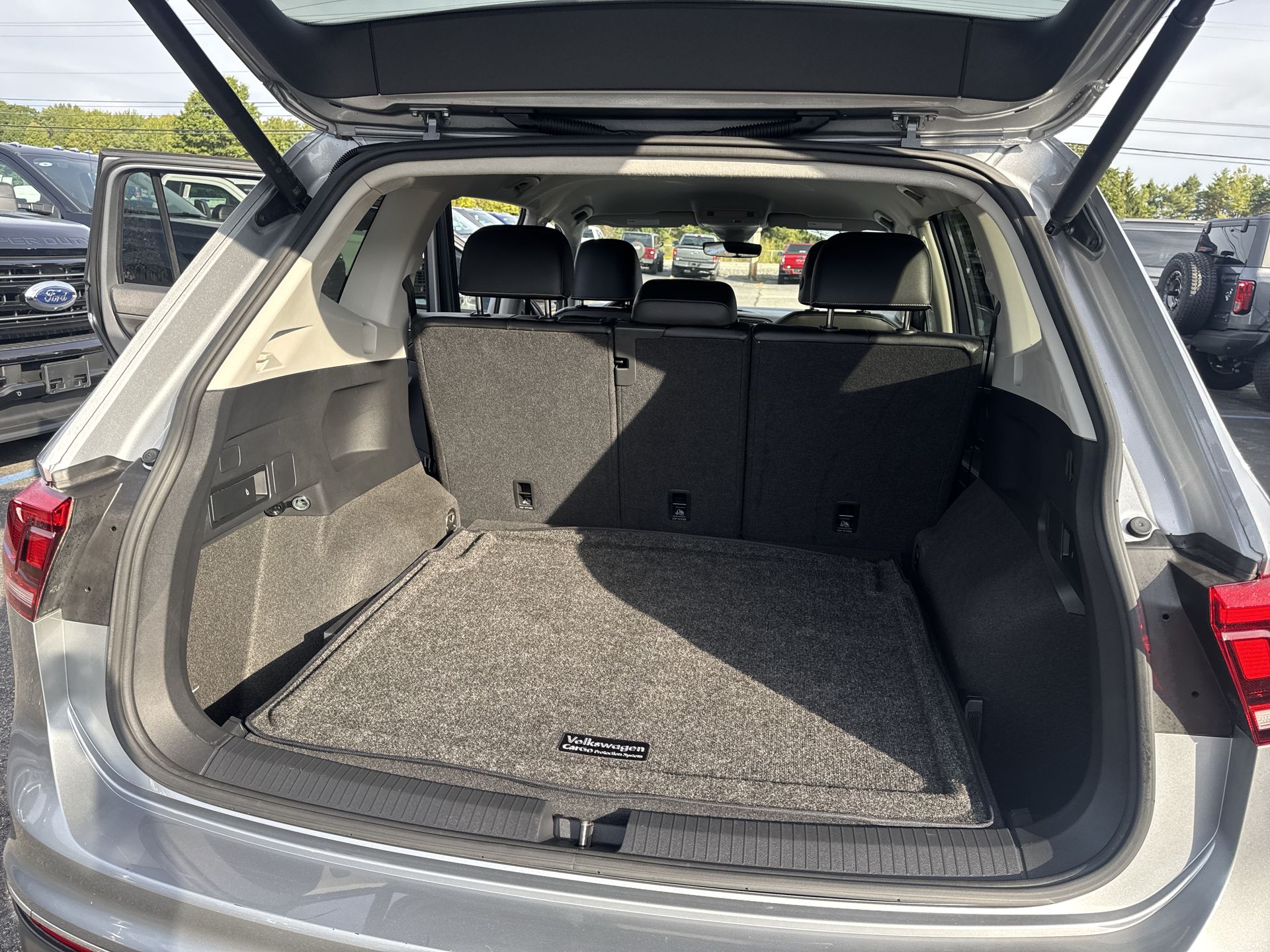 2024 Volkswagen Tiguan SE Wolfsburg Edition photo 2