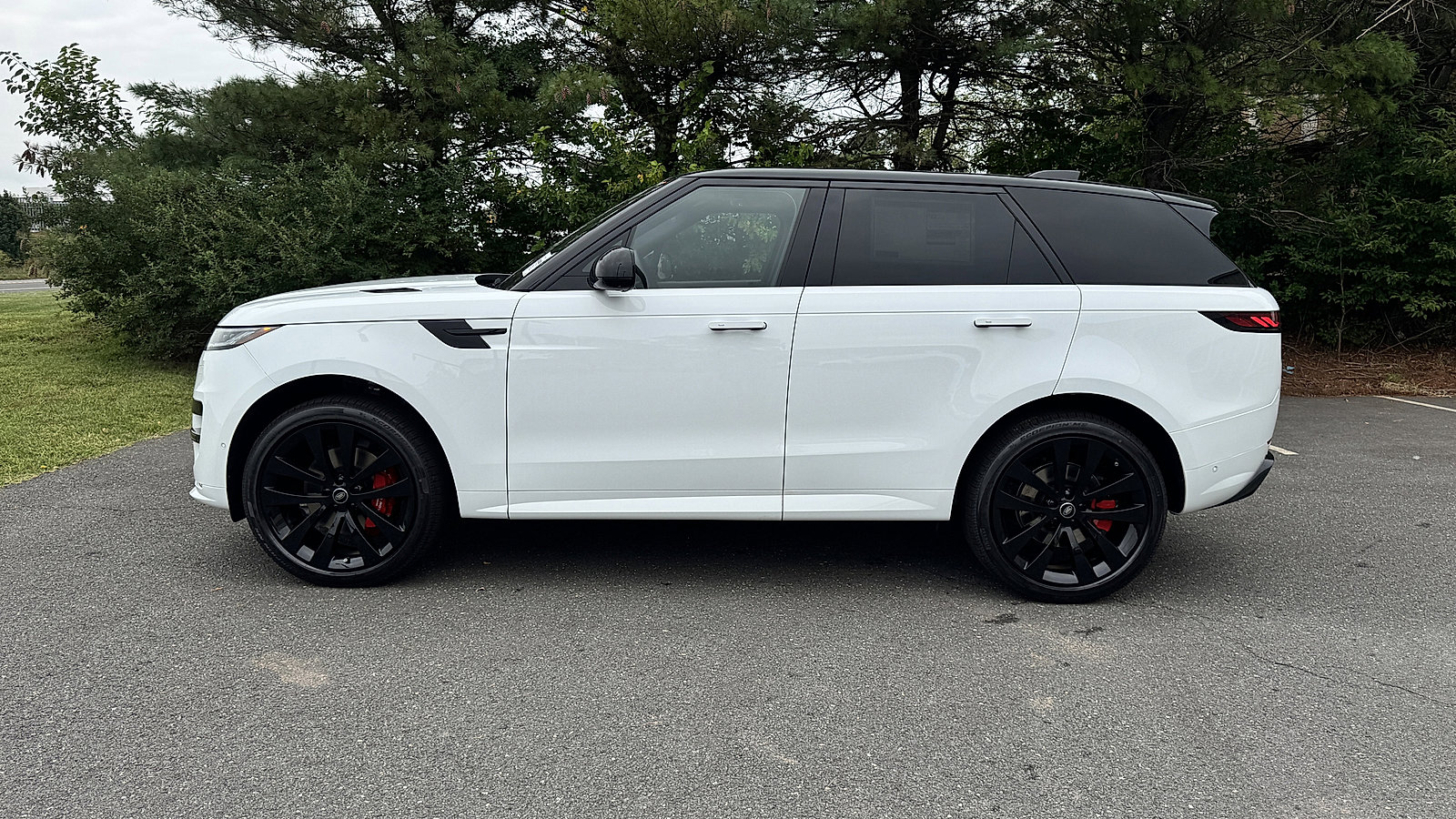 2025 Land Rover Range Rover Sport SE photo 2