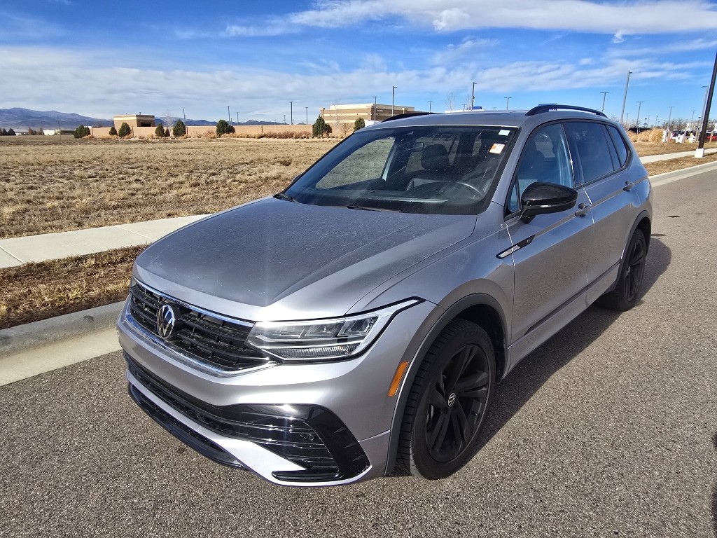 2023 Volkswagen Tiguan SE R-LINE BLACK's photo