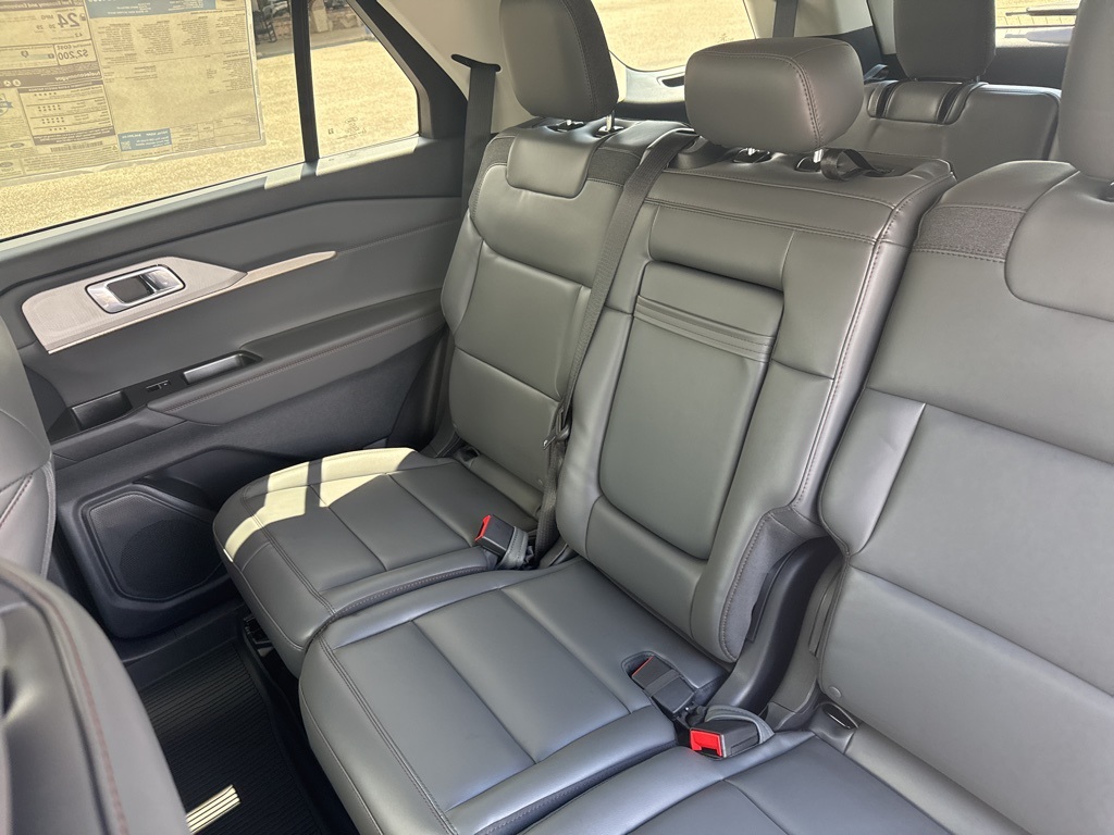 2025 Ford Explorer photo 24