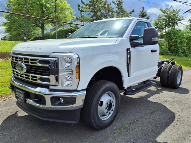 2025 Ford F-350 photo 3