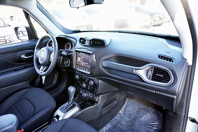 Used 2022 White Jeep Latitude image 10