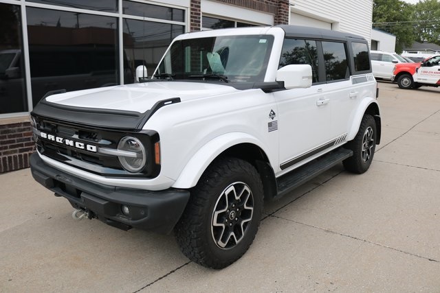 2022 Ford Bronco Outer Banks photo 2