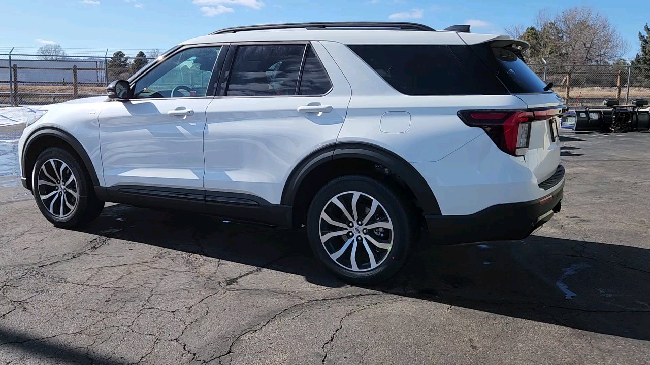 2025 Ford Explorer ST-Line photo 3
