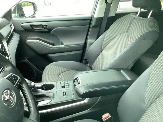 2023 Toyota Highlander Hybrid LE photo 19