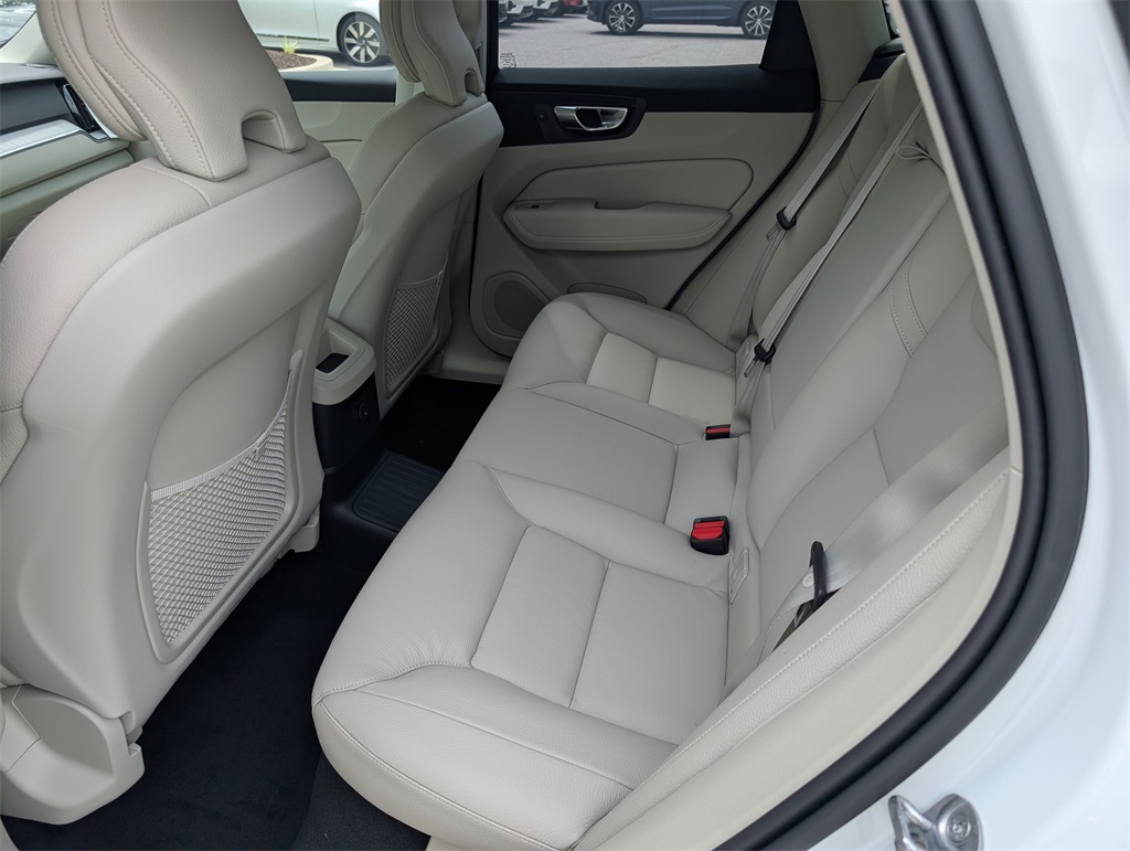 2025 Volvo XC60 Hybrid T8 Plus photo 8