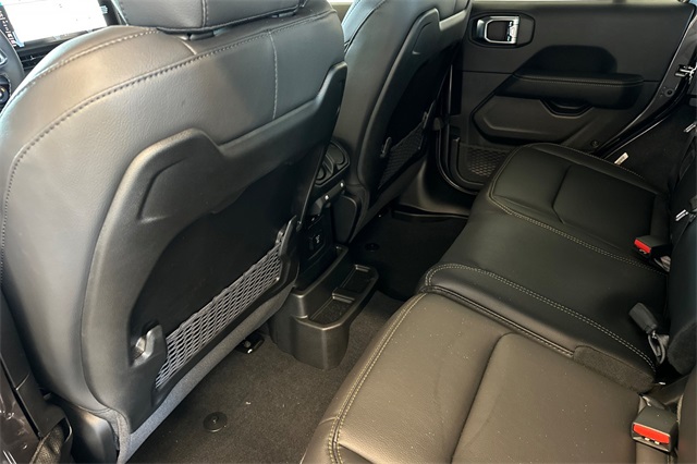 2025 Jeep Wrangler Sahara photo 11