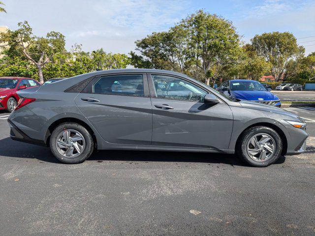 2025 Hyundai Elantra SE photo 4