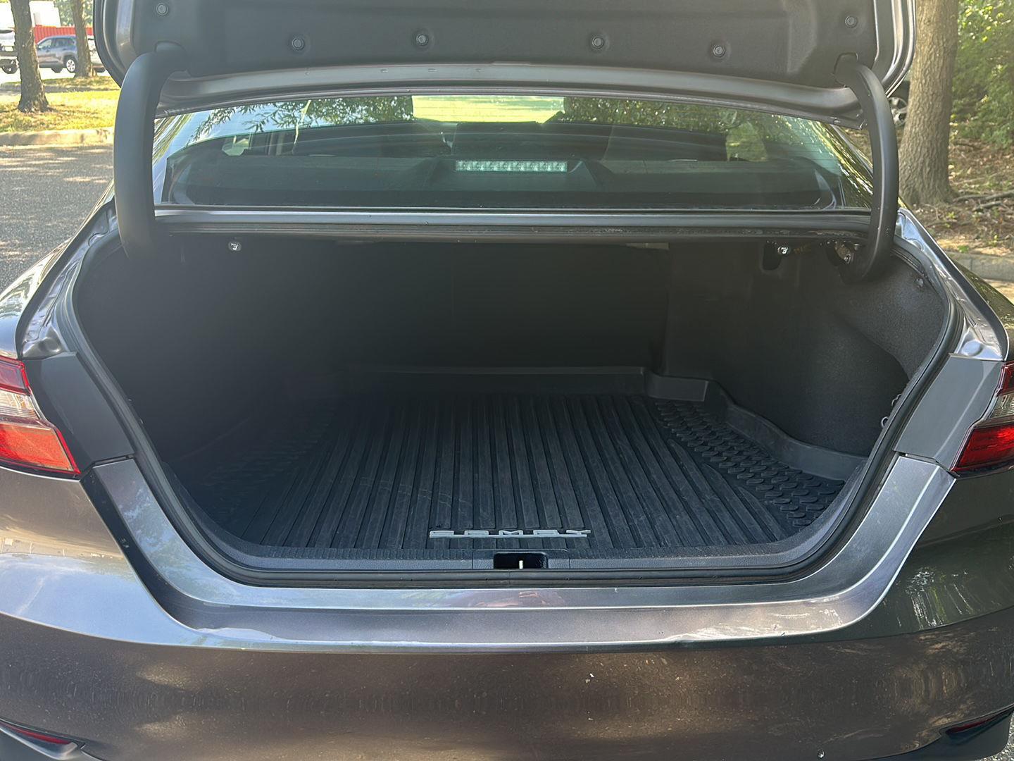 2021 Toyota Camry Hybrid LE photo 17