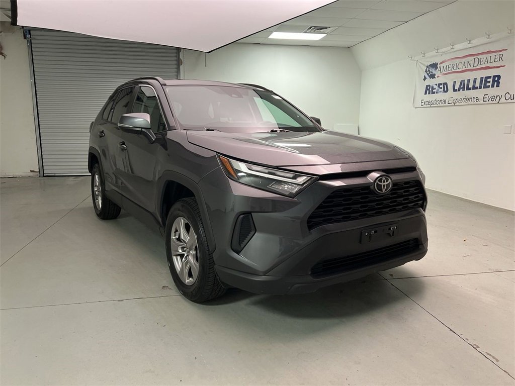 2023 Toyota RAV4 XLE's photo