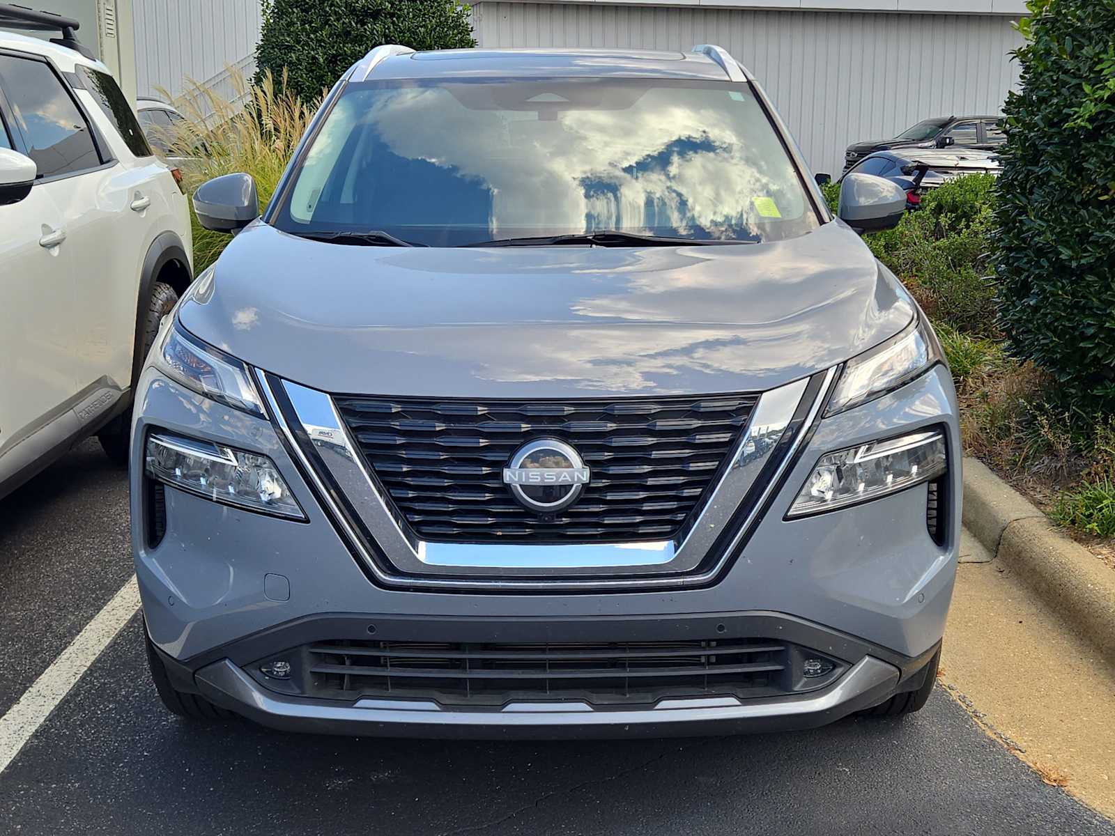 2022 Nissan Rogue SL photo 2