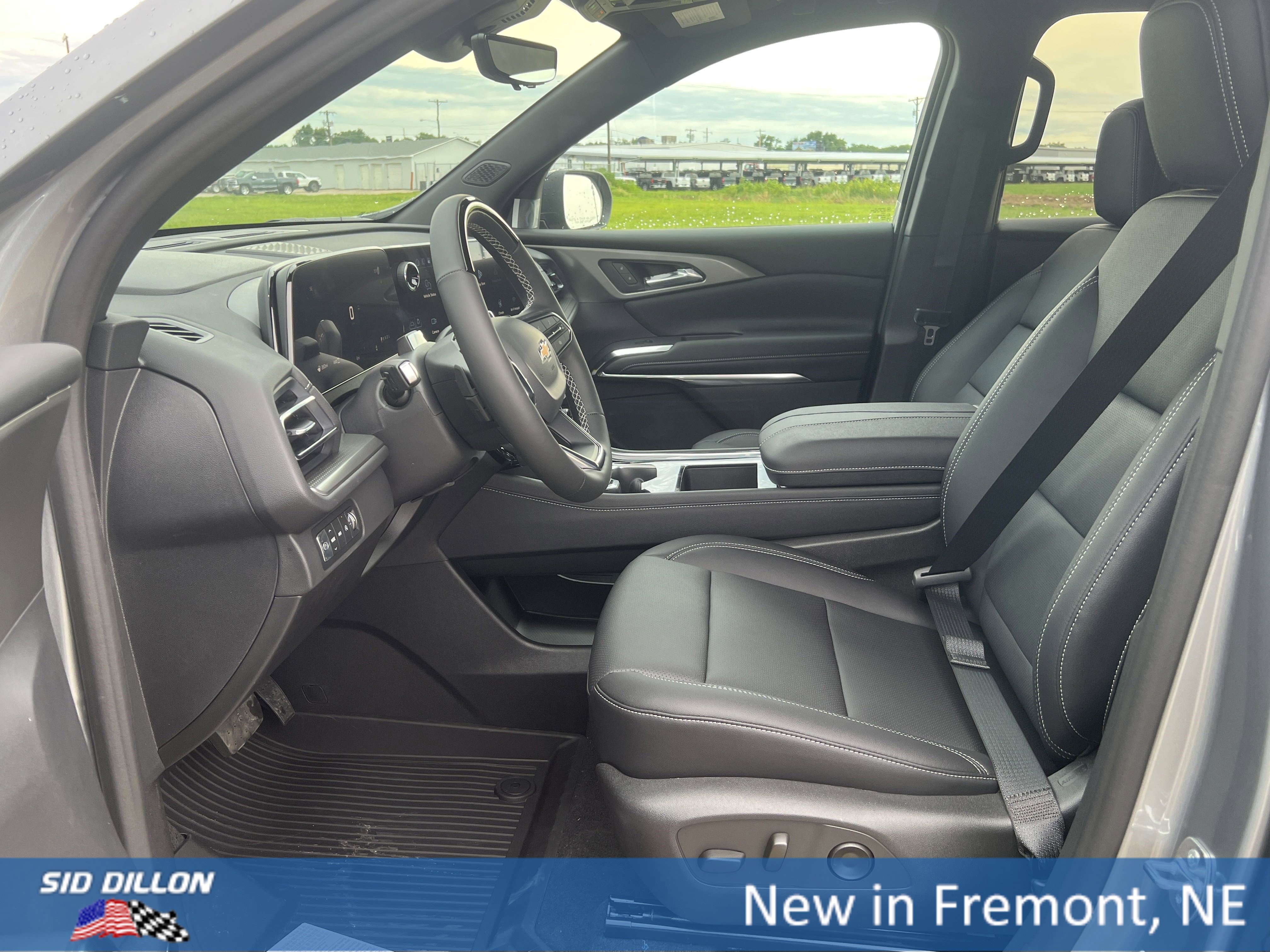 2026 Chevrolet Traverse photo 2