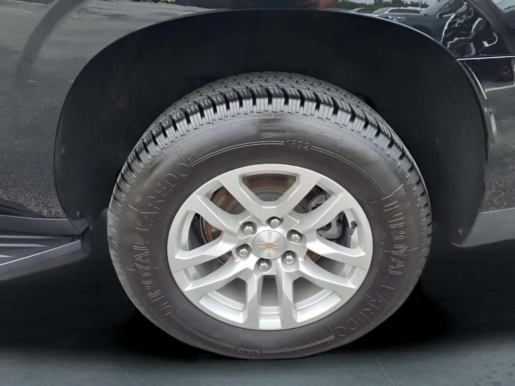 2023 Chevrolet Suburban LT photo 3