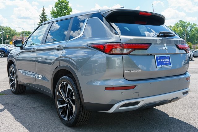 2023 Mitsubishi Outlander SE photo 3