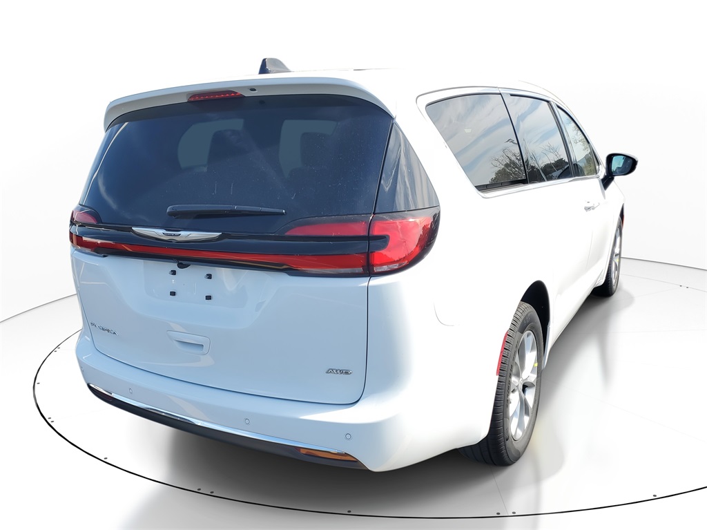 2026 Chrysler Pacifica photo 4