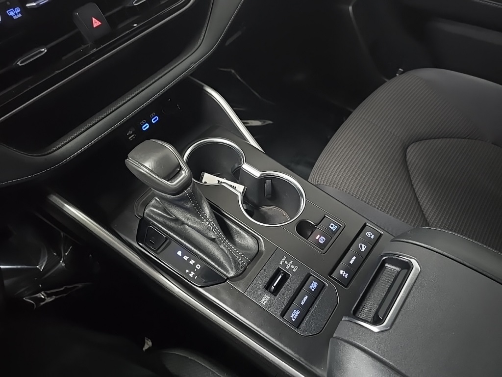 2022 Toyota Highlander LE photo 26