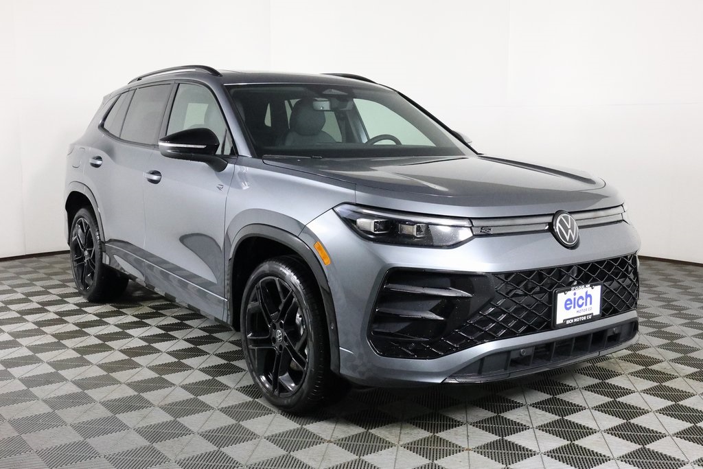 2025 Volkswagen Tiguan SE R-LINE BLACK's photo