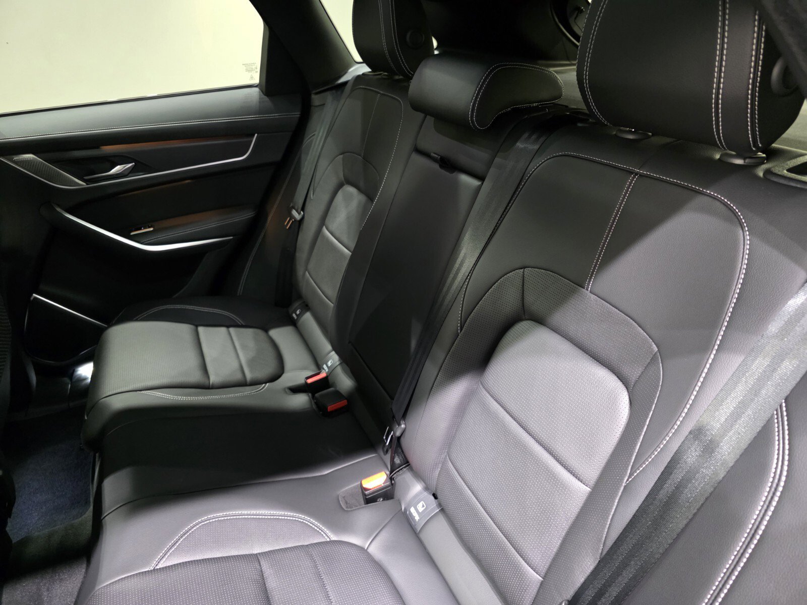 2026 Jaguar F-PACE R-Dynamic S P250 photo 12