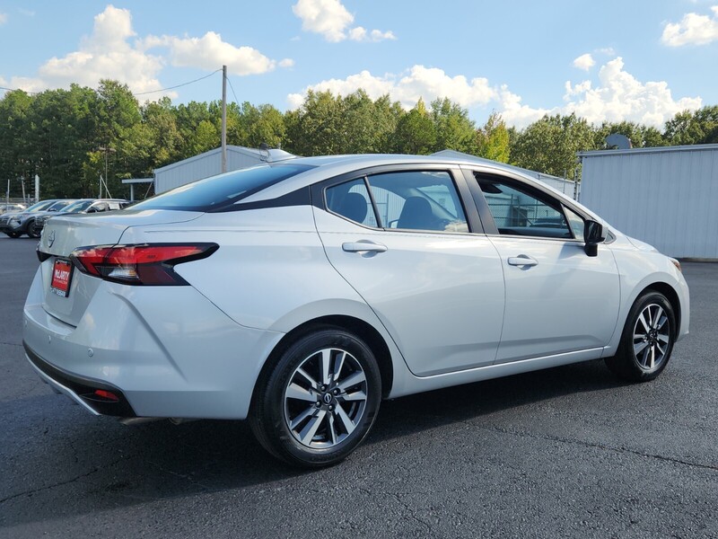2025 Nissan Versa 1.6 SV photo 3