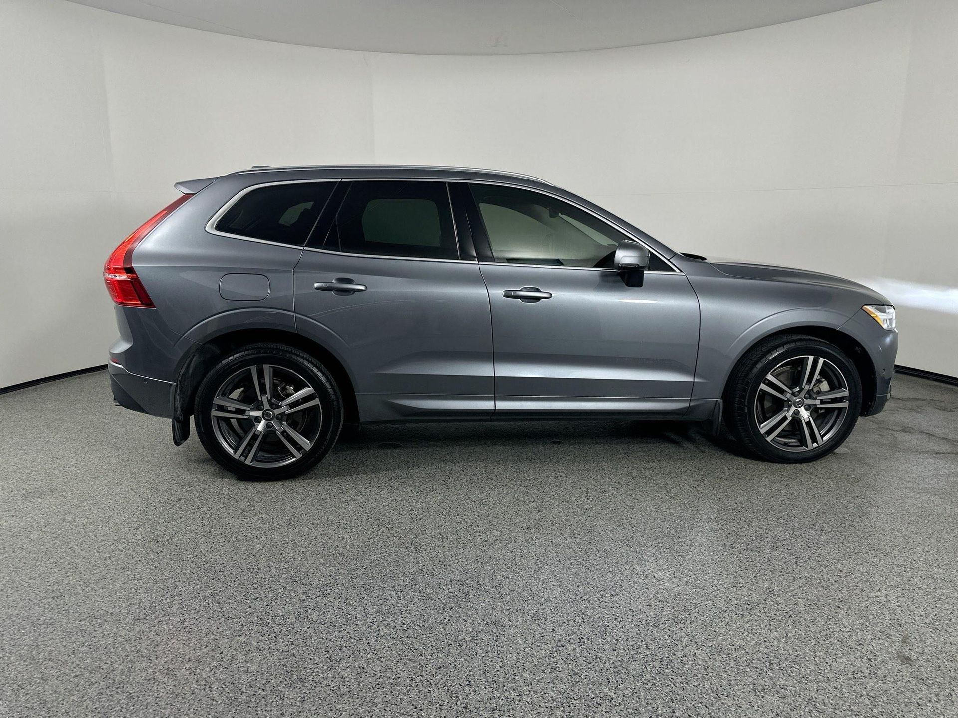 2018 Volvo XC60 T6 Momentum photo 4