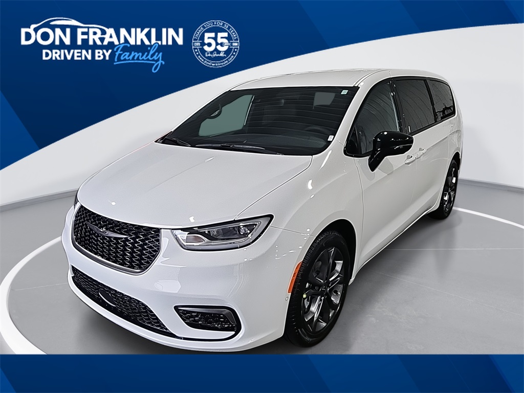 2026 Chrysler Pacifica Select's photo