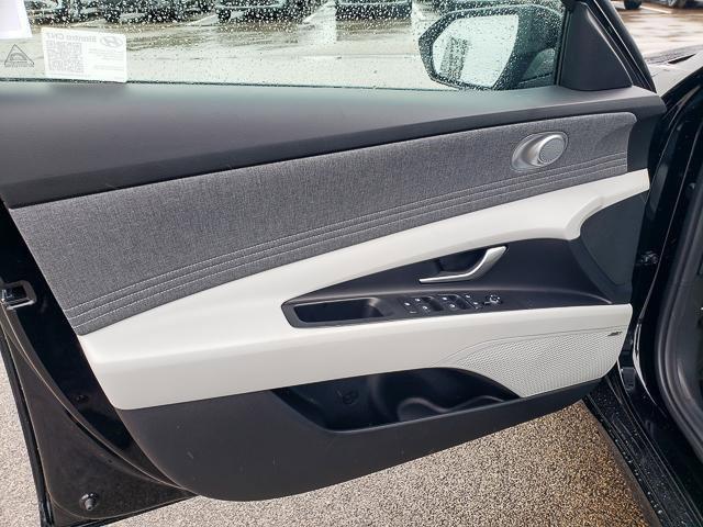2025 Hyundai Elantra Limited photo 9