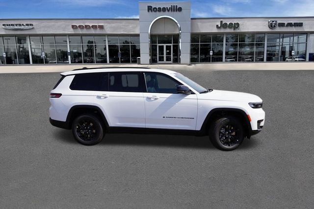 2025 Jeep Grand Cherokee Altitude photo 2