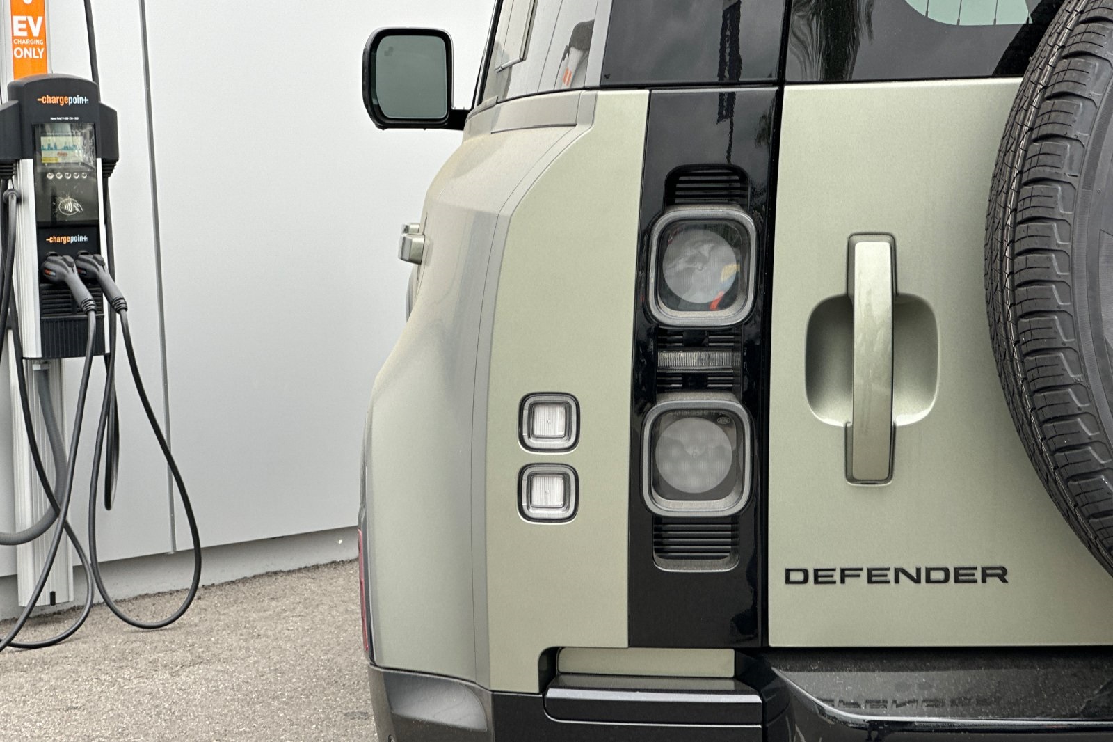 2025 Land Rover Defender 110 X photo 29